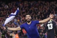 El uruguayo Luis Suárez se despoja de la casaca para celebrar tras conseguir el primer gol del Barcelona ante el Atlético de Madrid en un encuentro de La Liga española, realizado el sábado 6 de abril de 2019 (AP Foto/Manu Fernández)