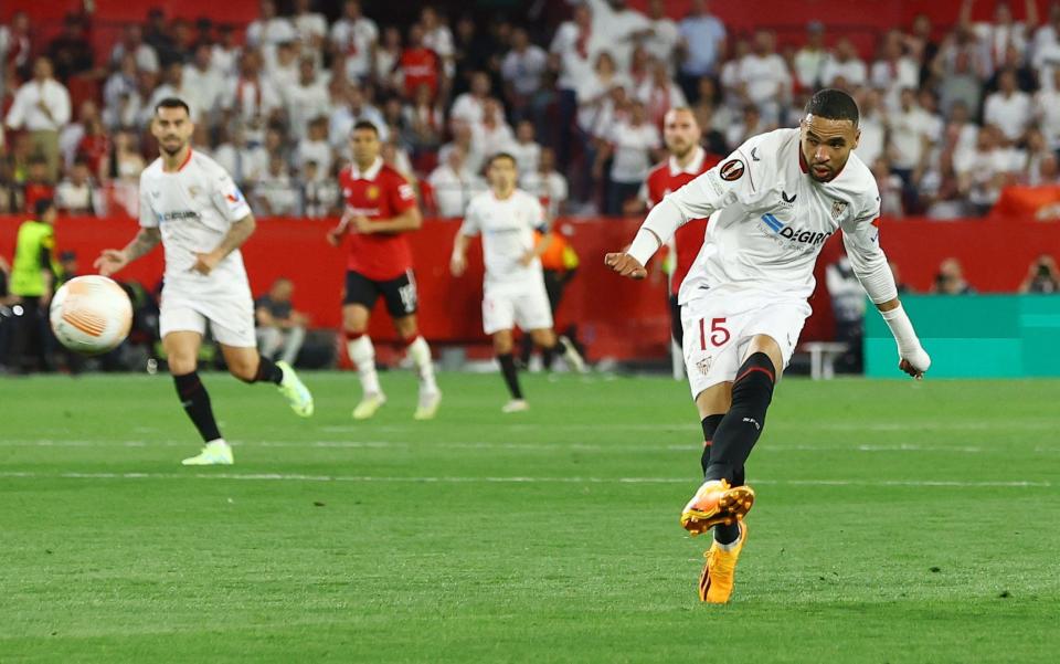 Youssef En-Nesyri del Sevilla en el partido de vuelta de los cuartos de final de la Europa League - Leicester en conversaciones para fichar al portero del Brondby, Mads Hermansen, por £ 6 millones