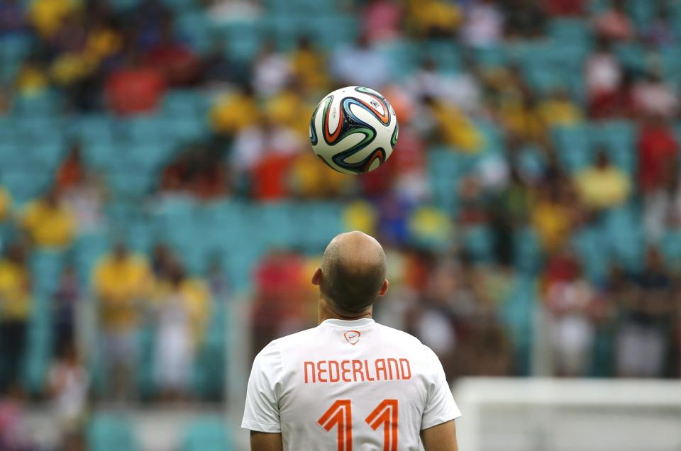 Arjen Robben of the Netherlands warms up before the 2014 World Cup quarter-finals between Costa Rica and the Netherlands at the Fonte Nova arena in Salvador July 5, 2014. REUTERS/Sergio Moraes