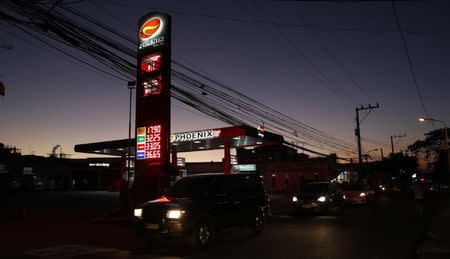 Motorists drive their vehicles past a Phoenix petrol station in Las Pinas, Metro Manila, February 2, 2016. Price of diesel oil is pesos 17.90 ($ 0.37) per liter. REUTERS/Erik De Castro