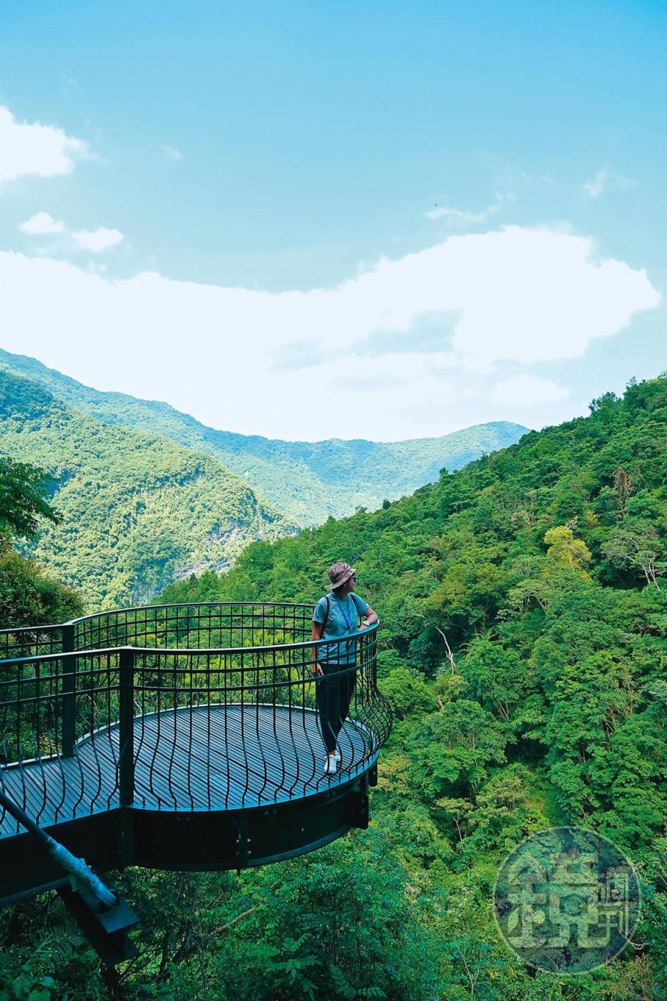 新建的觀景台可以輕鬆捕捉吊橋身影與山景。