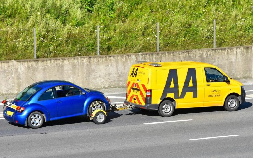 AA breakdown van towing a VW Beetle car on the M25 UK motorway - Justin Kase/Alamy