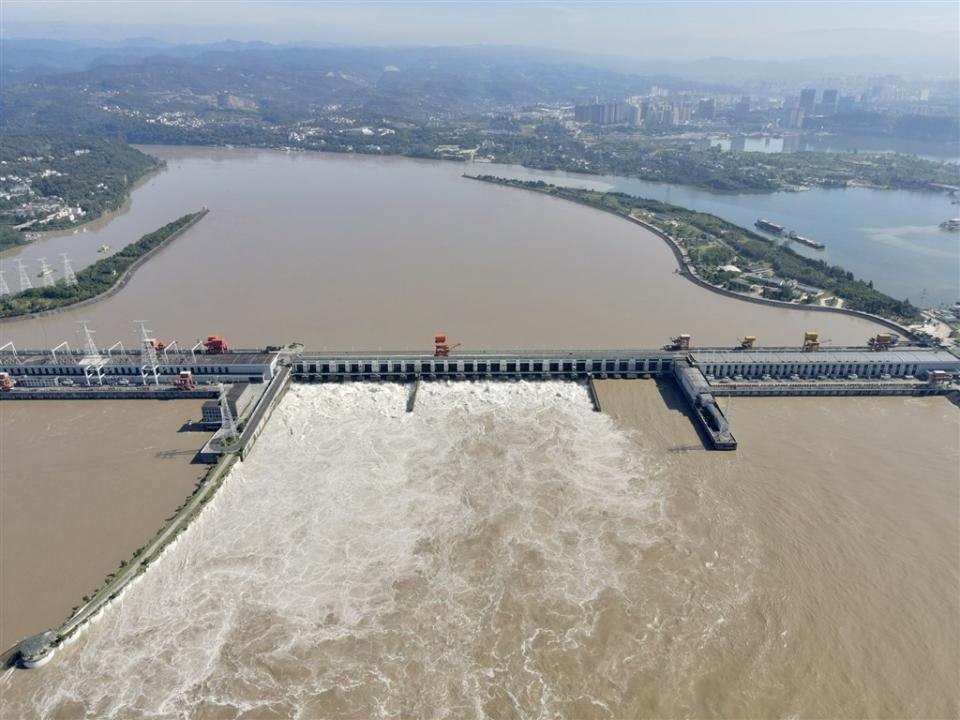 中國水利部長江水利委水文局即時監測數據顯示，三峽樞紐入庫流量15日上午8時達每秒6萬2000立方公尺，長江2020年第4號洪水正在通過三峽水庫。（中新社）