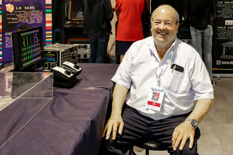 Allan Alcorn en 2019, durante una feria de tecnología antigua en Italia; junto a él, los mandos con los que se controlaba el Pong