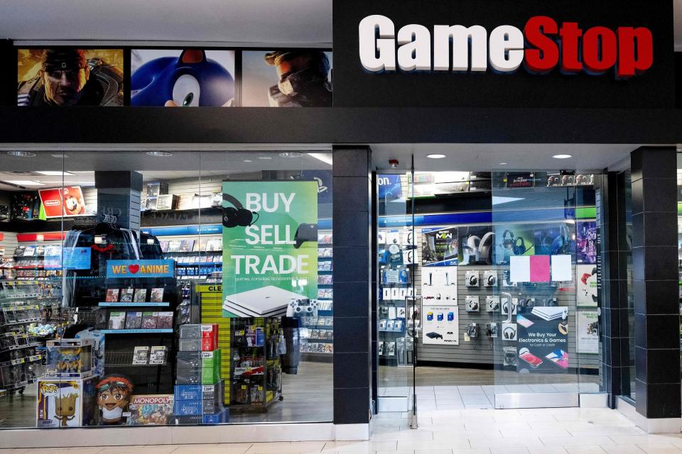 2021 wurde die Gamestop-Aktie zur Meme-Aktie, als sich Privatanleger auf dem Forum Reddit absprachen, um den Kurs in die Höhe zu treiben. - Copyright: Getty Images / JIM WATSON / Kontributor