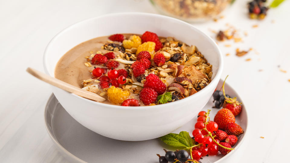 Chocolate smoothie bowl high in protein, perfect to eat after fasted walking