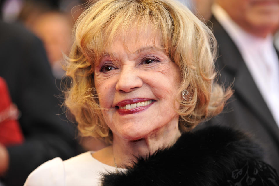 <p>La comédienne à la voix grave et sensuelle est morte le 31 juillet à 89 ans. En 65 ans de carrière et plus de 130 films, Jeanne Moreau a fasciné un bon nombre de réalisateurs et d’acteurs. Elle fait ses débuts sur les planches – où elle jouera dans une soixantaine de pièces – et débute sa carrière sur grand écran en 1949 dans “Dernier amour”. Jeanne Moreau incarnera une amoureuse affranchie dans “Jules et Jim” de François Truffaut en 1962. Durant sa carrière, elle a tourné avec les plus grands en France et à l’étranger. L’actrice a également eu une carrière de chanteuse avec plusieurs albums et la chanson “J’ai la mémoire qui flanche”. En 1998, elle obtient un Oscar d’honneur. Elle est aussi récompensée dans l’Hexagone avec deux César d’honneur (1995 et en 2008) ainsi que d’autres prix. (Crédit : AFP) </p>