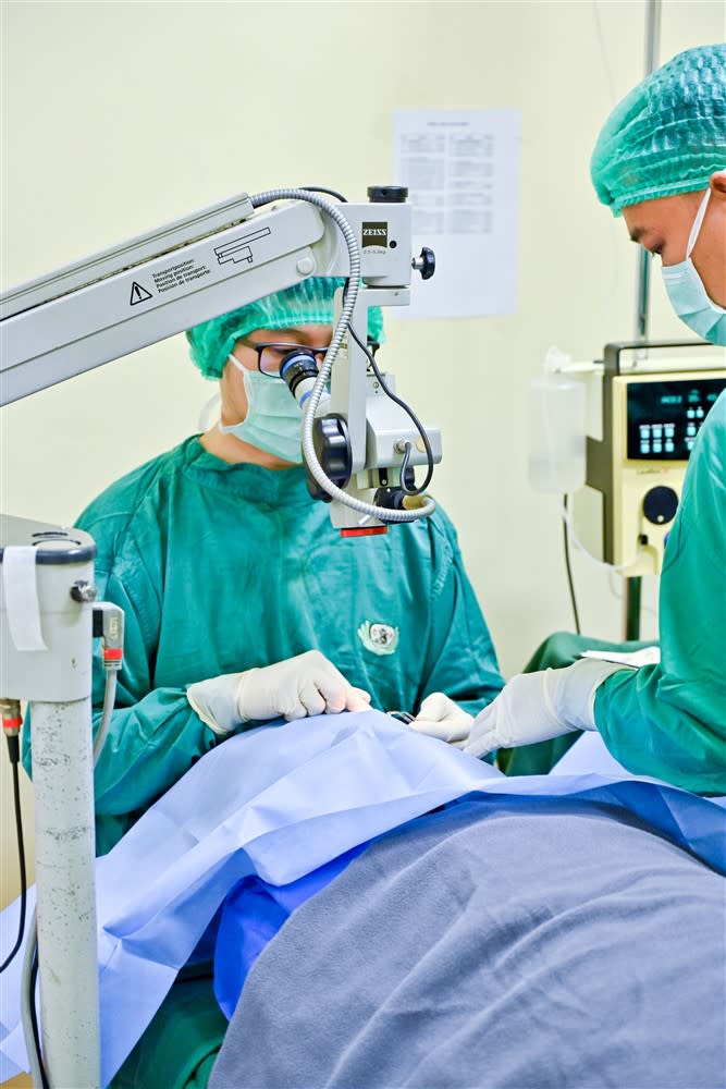 印尼慈濟人醫會克里斯典醫師為白內障病人動手術。