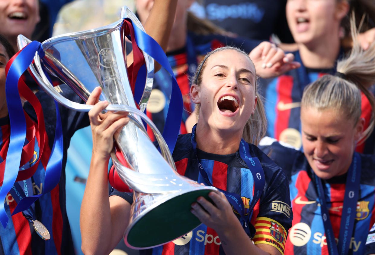 Alexia Putellas con el trofeo de la UEFA Women's Champions League, que ganó a principios de junio el Barcelona F.C. ante el Wolfsburg en Eindhoven. (Photo by Catherine Ivill - UEFA/UEFA via Getty Images)