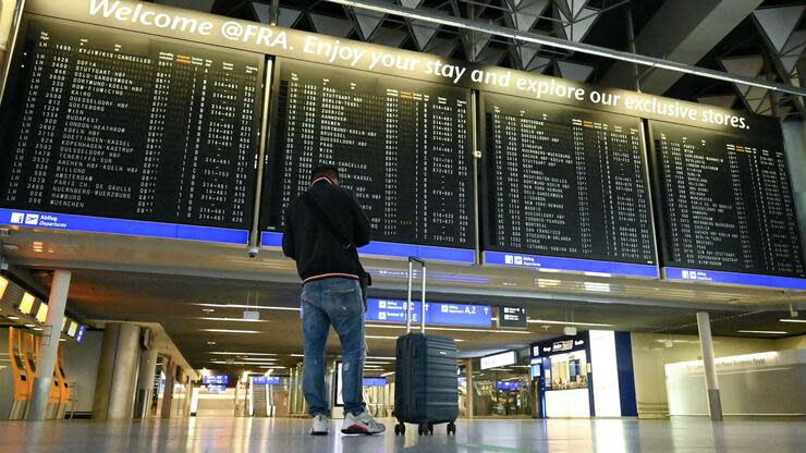 So sieht Krise aus: Ein Mann steht im fast leeren Terminal 1 in der Abflughalle. Foto: dpa