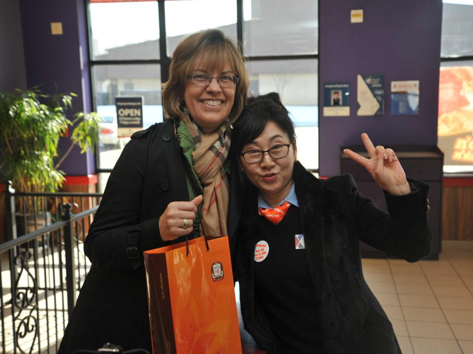 Cheryl Bachelder with Popeyes employee