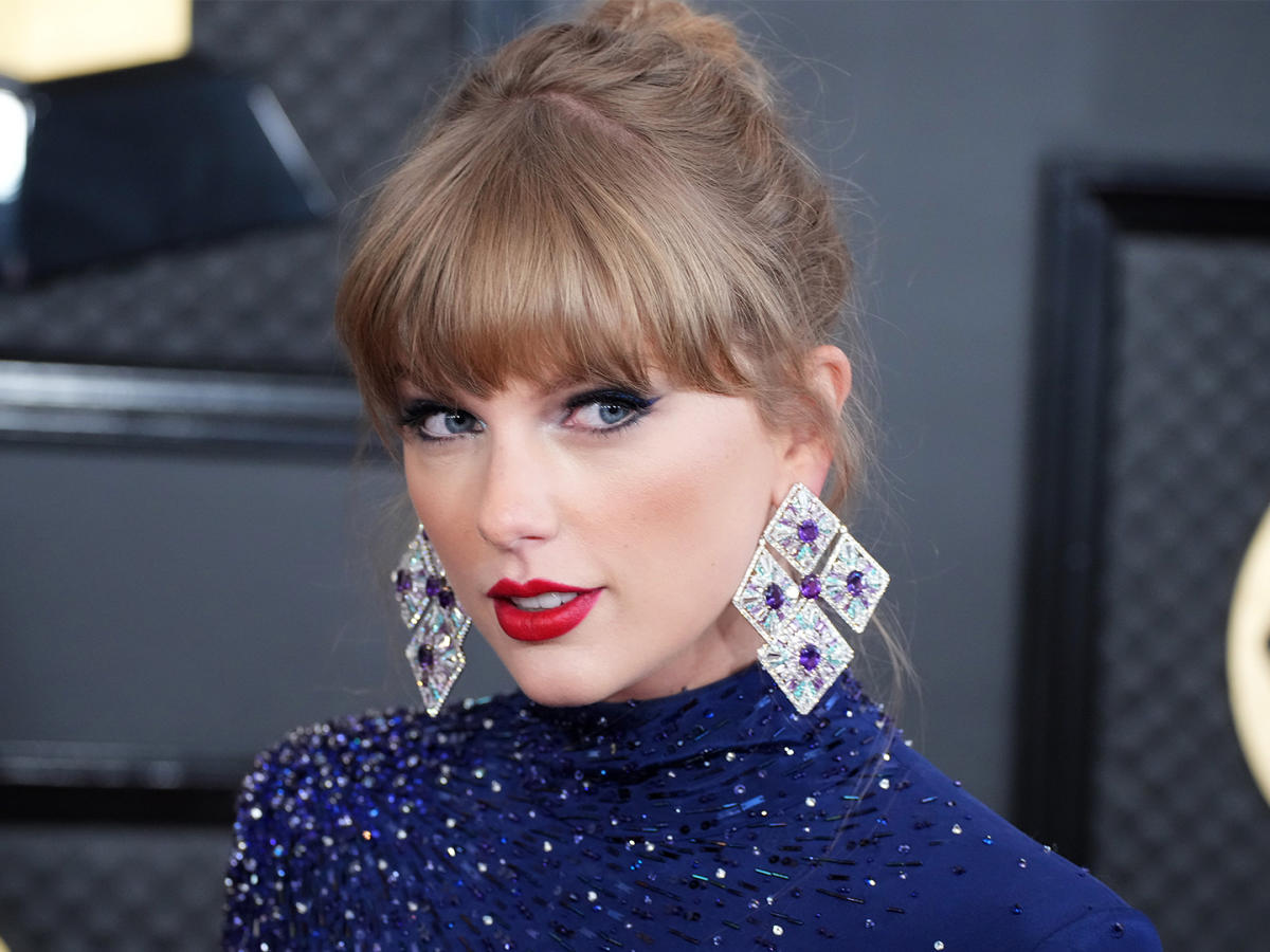 16 Taylor Swift Lyrics That Work Even Better as Pick-Up Lines – SheKnows