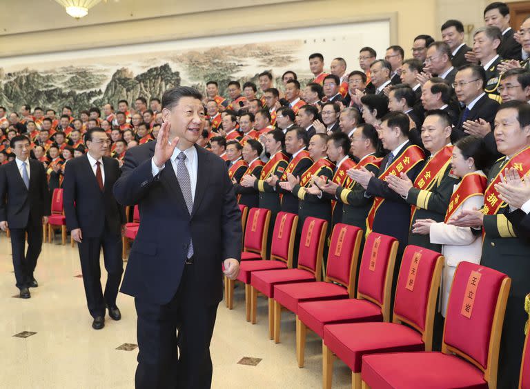 (201020) -- BEIJING, 20 octubre, 2020 (Xinhua) -- El presidente chino, Xi Jinping, tambiÈn secretario general del ComitÈ Central del Partido Comunista de China (PCCh) y presidente de la Comisión Militar Central, se reúne con representantes de organizaciones e individuos modelos para recibir premios por la promoción de la solidaridad militar-civil, en Beijing, capital de China, el 20 de octubre de 2020. TambiÈn estuvieron presentes el primer ministro Li Keqiang y Wang Huning, miembro del Secretariado del ComitÈ Central del PCCh, ambos miembros del ComitÈ Permanente del Buró Político del ComitÈ Central del PCCh. (Xinhua/Huang Jingwen) (ah) (vf)