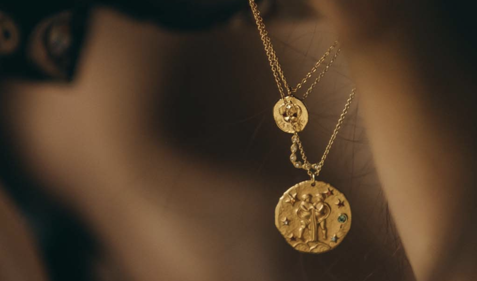 Porte-bonheur ou revendication, les bijoux zodiacaux sont plus tendance que jamais (Photo : Maje)