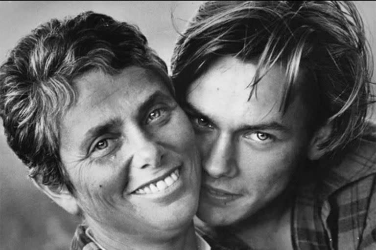 La madre de River Phoenix rinde un emotivo tributo al actor, en el día en que hubiese cumplido 53 años: “Él está muy vivo en mí”