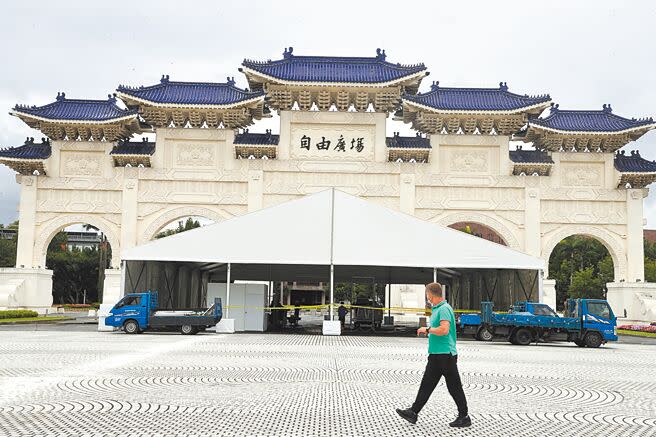 中正紀念堂車來速篩檢站預計16日試營運，此站由台北榮總負責，可能開到4線，每日量能滿編可以到2000多人。在工人施工搭設下，超大型帳篷已經矗立在廣場上。（劉宗龍攝）