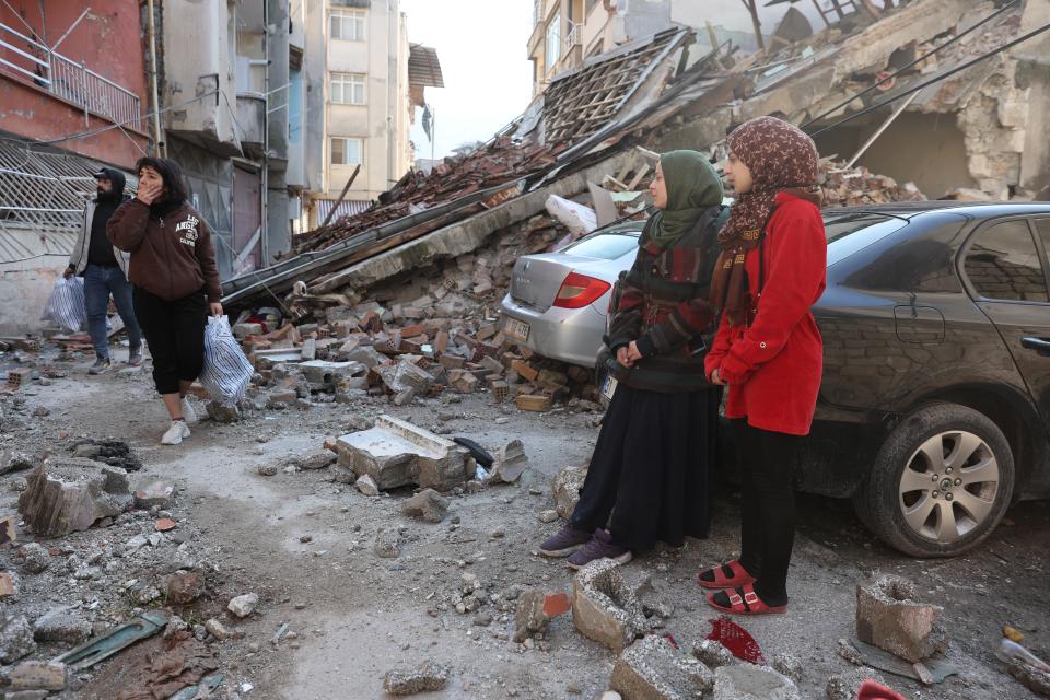 People watch as rescuers search for survivors in the aftermath of the deadly earthquake in Hatay (REUTERS/Umit Bektas)