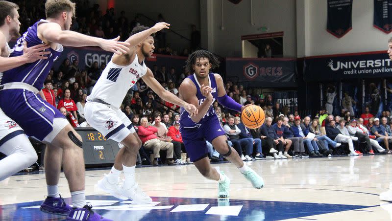 Weber State’s Dillon Jones drives to the basket against Saint Mary’s on Sunday, November 12, 2023 in Moraga, California. Weber State pulled off the upset win, 61-57.