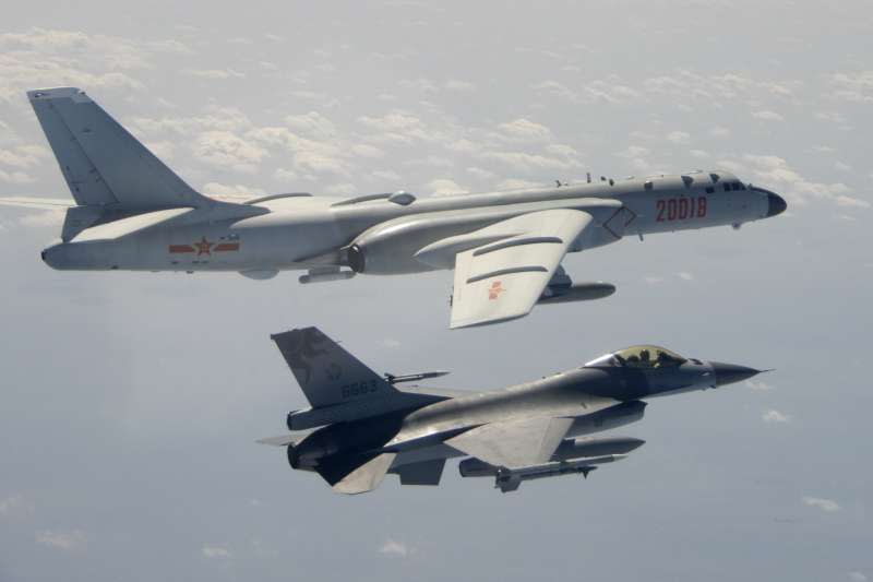 2020年2月，中國人民解放軍「轟-6」轟炸機出沒台灣空域，我空軍F-16戰機密切監控（AP）