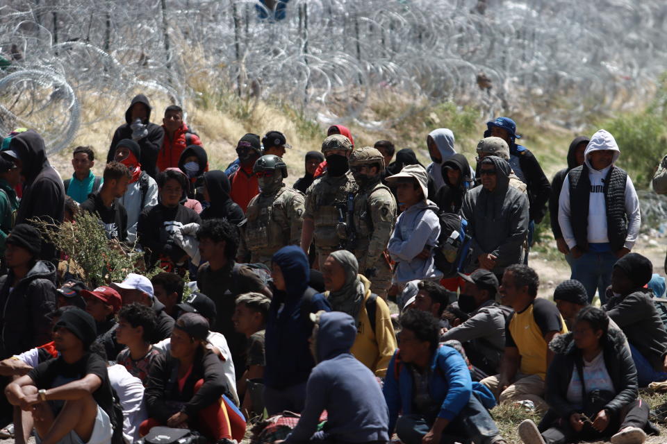 CIUDAD JUAREZ, MEXICO - 17 DE ABRIL: Fuerzas de seguridad estadounidenses impiden que los migrantes que llegan a la frontera crucen a EE.UU. mientras las autoridades mexicanas invitan a los migrantes a refugiarse en Ciudad Juárez, México, el 17 de abril de 2024. (Foto de Christian Torres/Anadolu vía Getty Images)