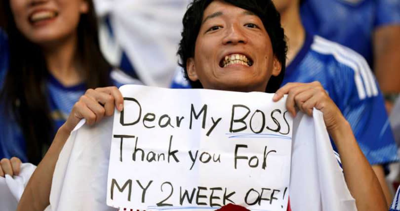 這位日本球迷的標語，成為不少網友的討論焦點。（圖／翻攝自推特）