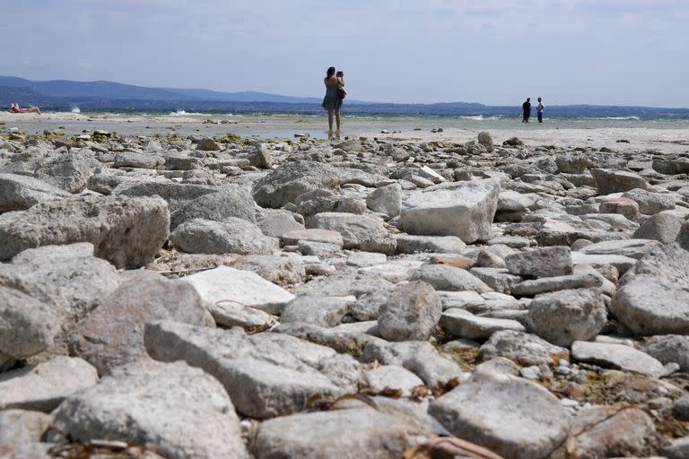 Las piedras que solían estar sumergidas, al descubierto