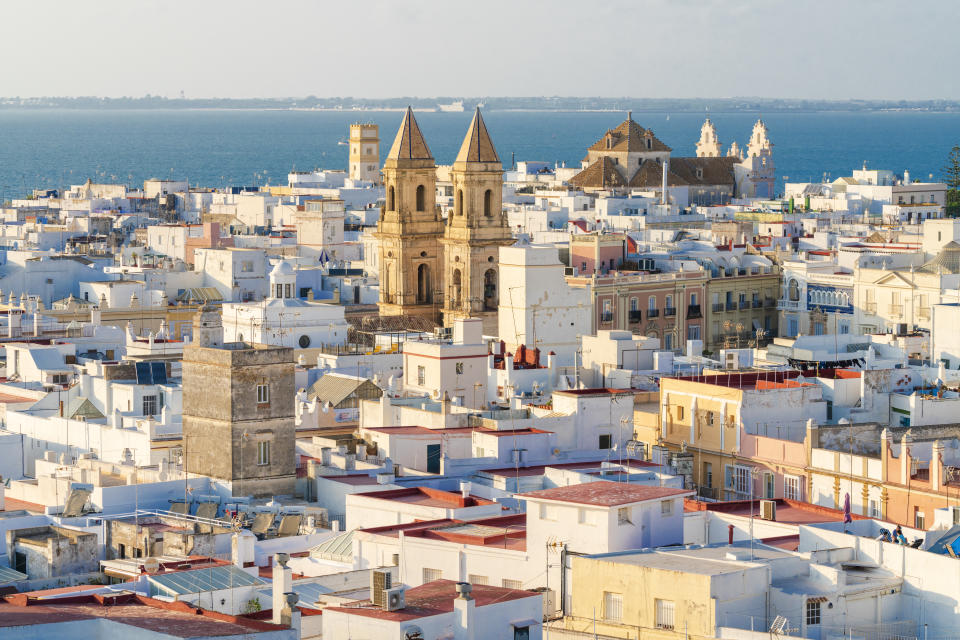 <p>De las ciudades más visitadas de España, Cádiz es en la que sale más caro pasar una semana de vacaciones este verano. Concretamente, 1.496 euros de media. Y eso que es la más barata en ocio y restauración, pero se disparan los costes en cuanto al alojamiento (722€) y el alquiler de coches (543€). (Foto: Getty Images).</p> 