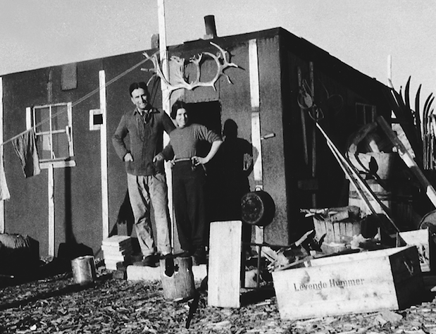 Christiane and her husband Hermann outside the hut at Grey Hook in summer: Bjørn Klauer/Huskyfarm/Karin Ritter