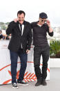 Complices de caméra et à la ville, Quentin Tarantino et Brad Pitt ont joué aux frères jumeaux avec le même accessoire : les lunettes noires. L’acteur américain a opté pour son couvre-chef préféré, la casquette et le réalisateur a conservé son look habituel : casual dark.