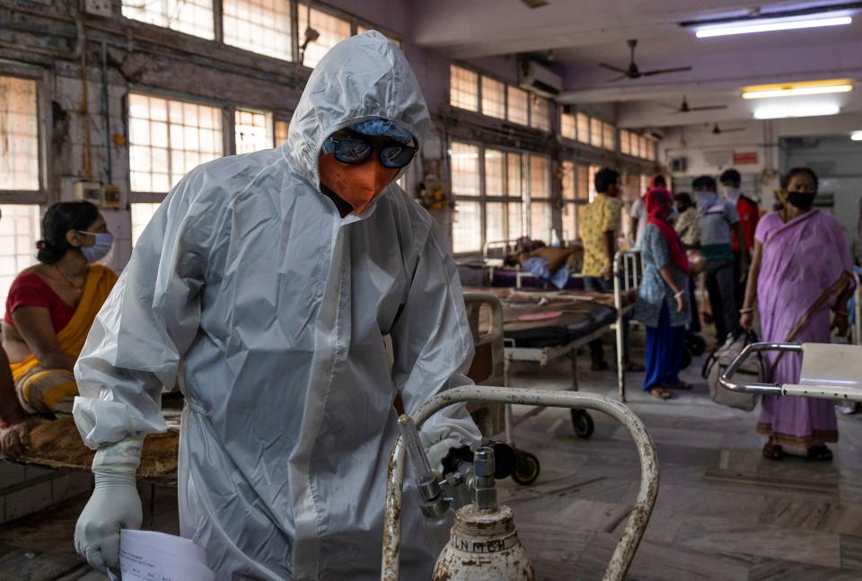 La vida del último médico que resiste al contagio en medio de un hospital abarrotado de la India