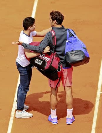 Tennis - French Open - Roland Garros, Paris, France - 24/5/15 Men's Singles - Switzerland's Roger Federer appeals to security after a spectator tries to take a "selfie" on court after his win Action Images via Reuters / Jason Cairnduff Livepic