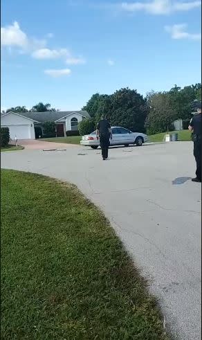 車子不斷原地倒退轉圈。（圖／翻攝自臉書Port St. Lucie Police Department）