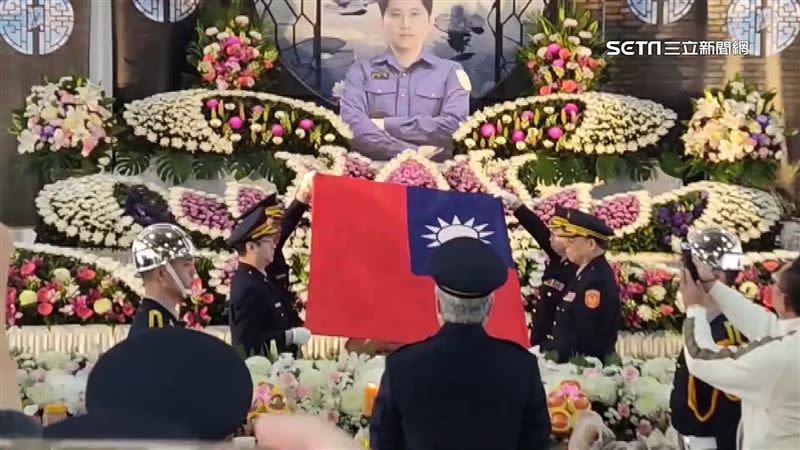 遭衝進警局的貨車撞擊，枉死值班台的24歲員警蘇昱鴻今日舉行告別式，警政人士到場致哀。