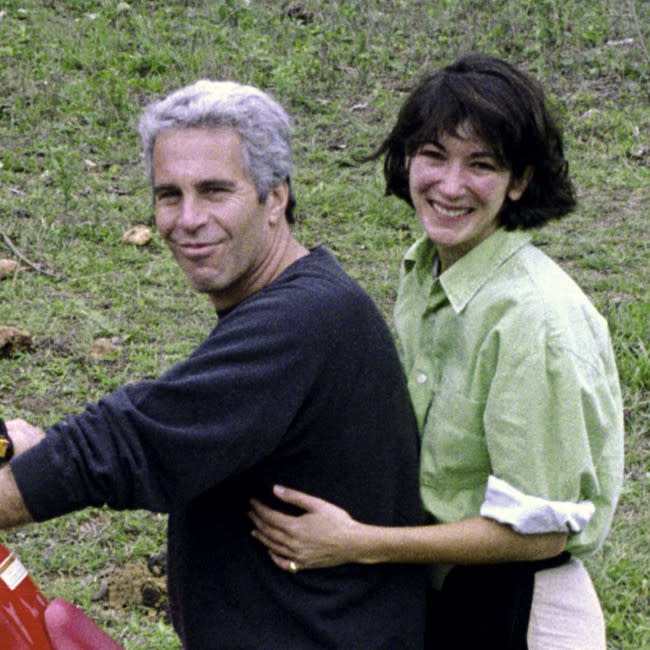 Ghislaine Maxwell con Jeffrey Epstein en una foto de archivo credit:Bang Showbiz