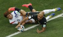 South Korea's Kim Young-gwon (L) and Belgium's Anthony Vanden Borre fight for the ball during their 2014 World Cup Group H soccer match at the Corinthians arena in Sao Paulo June 26, 2014. REUTERS/Paulo Whitaker