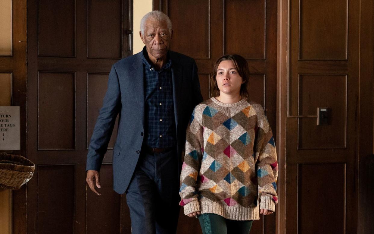 Allison (Florence Pugh) findet in Daniel (Morgan Freeman) einen überraschenden Seelentröster. (Bild: Sky UK / Union Square Productions Inc.)