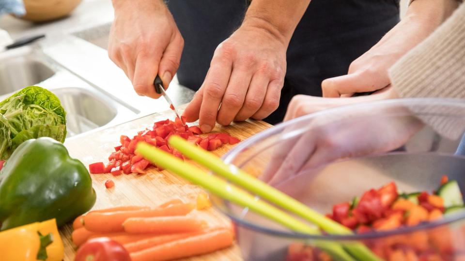 Gerade am Arbeitsplatz fällt es vielen schwer, sich gesund zu ernähren. (Bild: dpa)