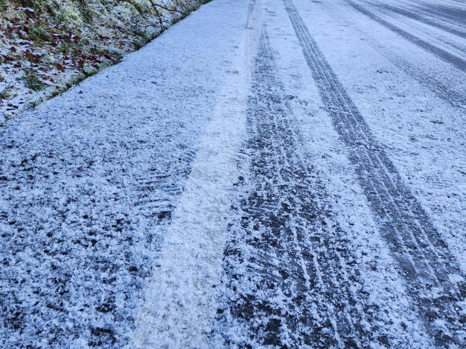 思源埡口的台七甲線四十五點七公里處降下瑞雪，部分路段結冰，警方呼籲遊客上山在結冰處需加掛雪鏈行駛避免打滑。（記者陳金龍翻攝）