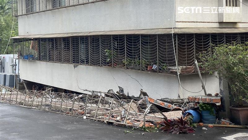 基泰大直建案日前導致附近房屋塌陷，昨工地又驚傳下陷。（圖／記者李依璇攝影）