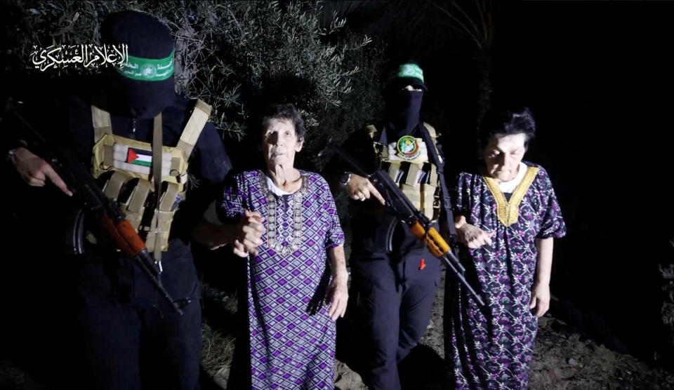 巴勒斯坦伊斯蘭聖戰組織（Islamic Jihad）旗下武裝團體10日發布新影片，並稱一旦條件適合，基於人道主義和醫療理由，準備要釋放1名老婦和1名男孩。這是加薩（Gaza）武裝分子發布的第3支有關人質影片，至目前為止，已釋放4名人質，最近一次是在10月23日釋回兩名以色列老婦。圖為10月23日兩名85歲以色列老婦在哈瑪斯武裝分子押解下被釋回的畫面。（Handout/路透社） 
