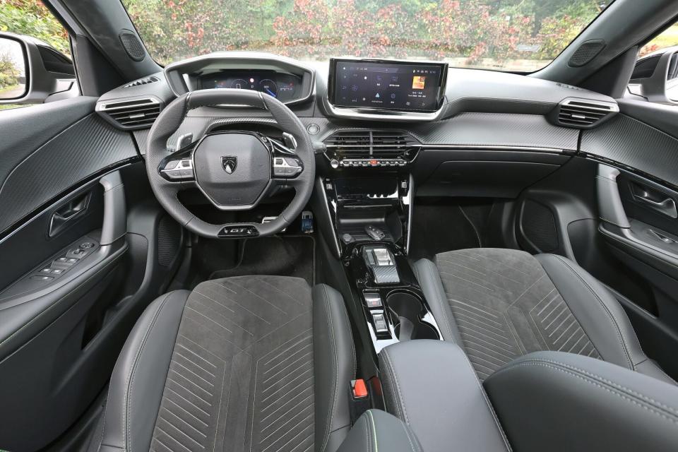 內裝延續車系原有的i-Cockpit 3D直覺駕駛座艙設計，視覺層次豐富之餘也能提供便利就手的使用體驗。