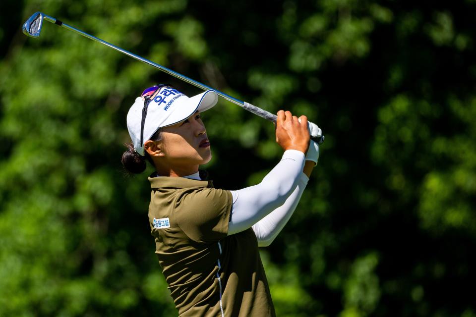 Amy Yang da el primer golpe mientras compite en el Meijer LPGA Classic el viernes 17 de junio de 2022 en Blythefield Country Club en Belmont Michigan. 