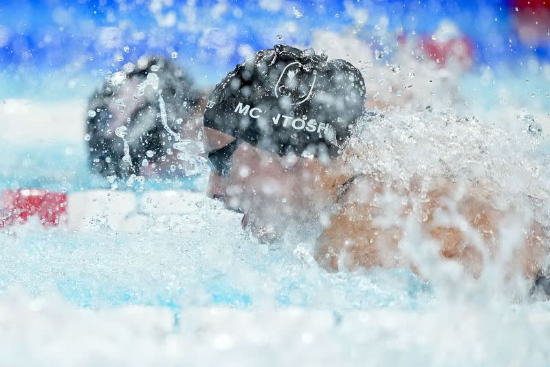 La canadiense Summer McIntosh en la final femenina de 200 metros mariposa durante los Juegos Olímpicos de París 2024 en la piscina de La Défense Arena, Nanterre, Francia