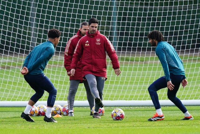 Mikel Arteta oversees training ahead of the Porto clash 