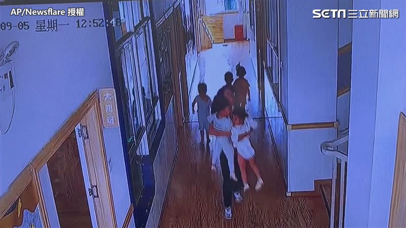 四川幼兒園遇6.8強震，老師緊急疏散孩童。 （圖／AP/Newsflare授權）