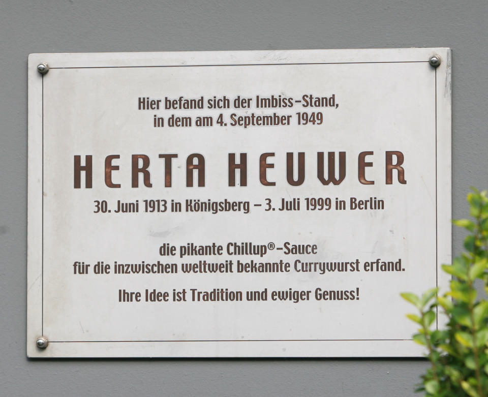 Gedenktafel für Currywurst-Erfinderin Herta Heuwer (Bild: Alina Novopashina/dpa)