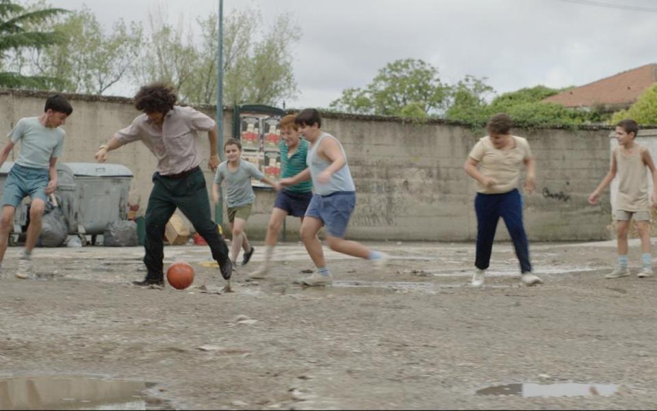 Diego Armando Maradona als kindlicher Ballzauberer aus Villa Fiorito, dem Armenviertel von Buenos Aires. (Bild: © Amazon.com, Inc. or its affiliates )