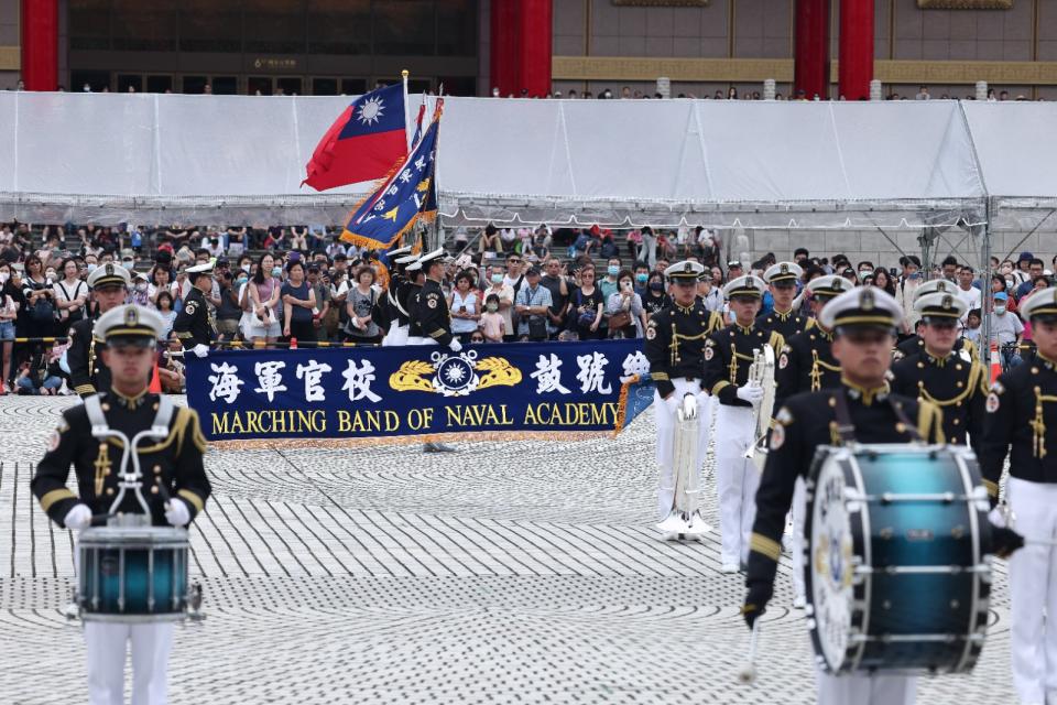 國慶演出學生樂儀旗隊交流，圖為海軍軍官學校鼓號樂隊表演。陳品佑攝