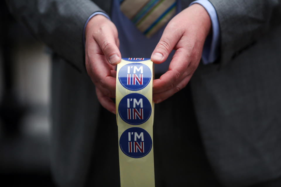 A campaigner for 'Britain Stronger In Europe' holds a roll of 'I'm In' stickers in London, U.K., on Thursday, June 23, 2016.&nbsp;