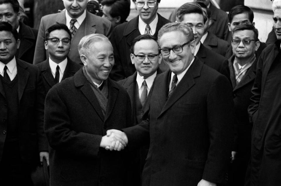 US National Security Advisor Henry Kissinger (R) shakes hand with Le Duc Tho, leader of North-vietnamess delegation, after the signing of a ceasefire agreement in Vietnam war, 23 January 1973, in Paris (AFP via Getty Images)